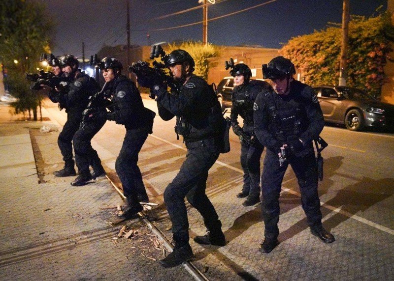 S. W. A. T.: Спецназ города ангелов 16 серия