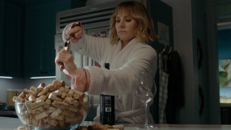 Женщина в доме напротив девушки в окне 1 серия