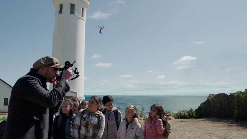 Женщина в доме напротив девушки в окне 4 серия