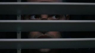 Женщина в доме напротив девушки в окне 1 сезон 5 серия